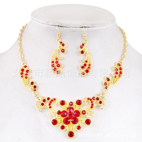 韓式復(fù)古花韻 花朵合金長(zhǎng)款項(xiàng)鏈與耳飾，點(diǎn)亮新娘的唯美時(shí)刻